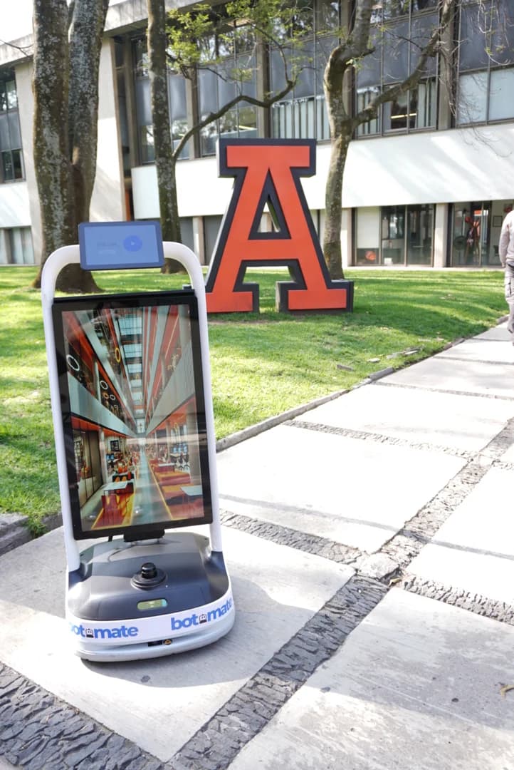 Robot con pantalla de Botmate en campo, como referencia del tipo de equipo